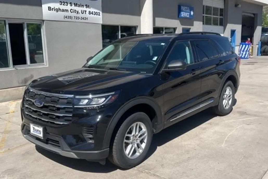2025 Ford Explorer photo 1