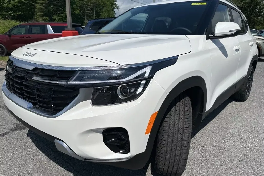 2025 Kia Seltos S photo 1