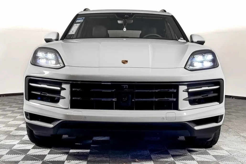 2024 Porsche Cayenne S photo 1