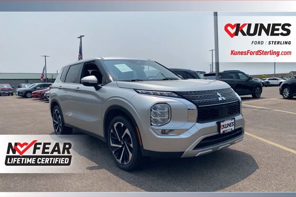 2023 Mitsubishi Outlander SE photo 1