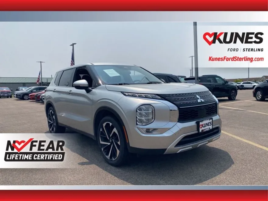 2023 Mitsubishi Outlander SE photo 1