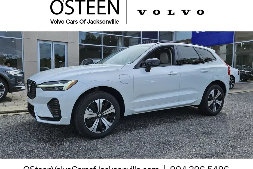 2025 Volvo XC60 Hybrid T8 Core photo 1
