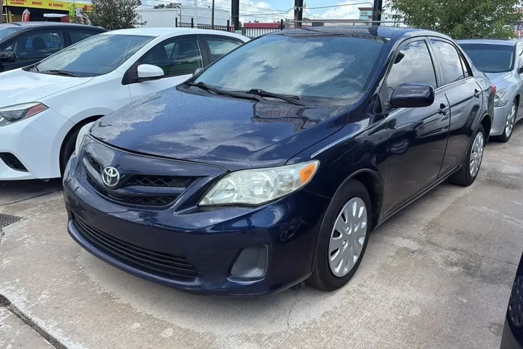 2012 Toyota Corolla LE photo 1