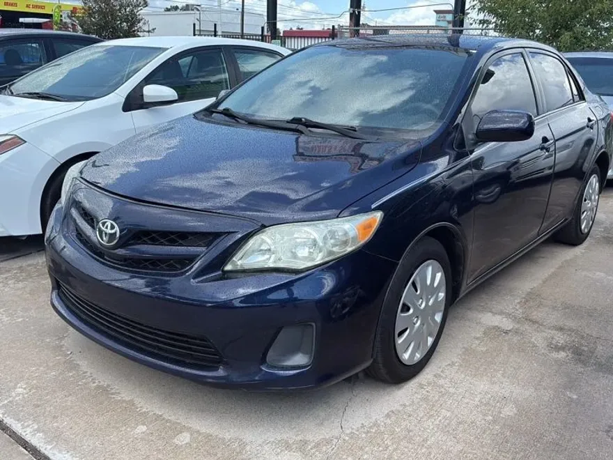 2012 Toyota Corolla LE photo 1