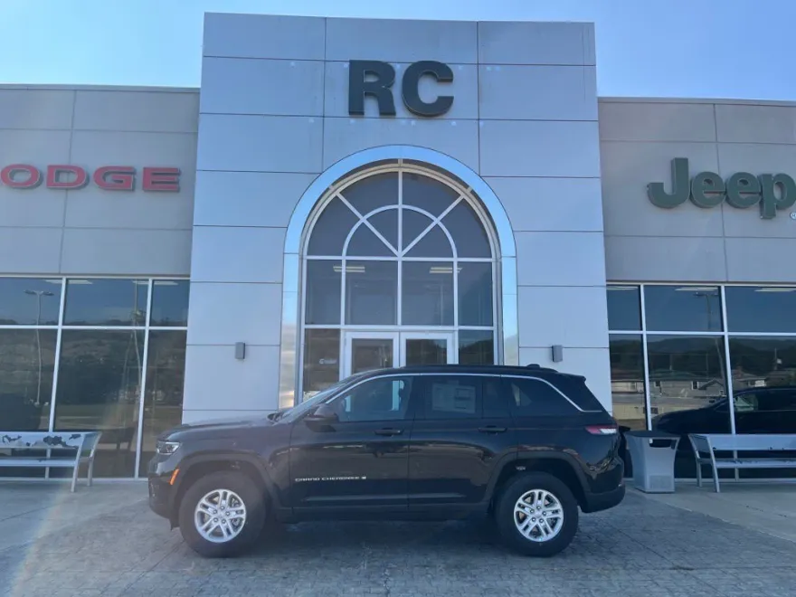 2025 Jeep Grand Cherokee Laredo photo 1