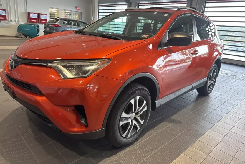 2016 Toyota RAV4 LE photo 1