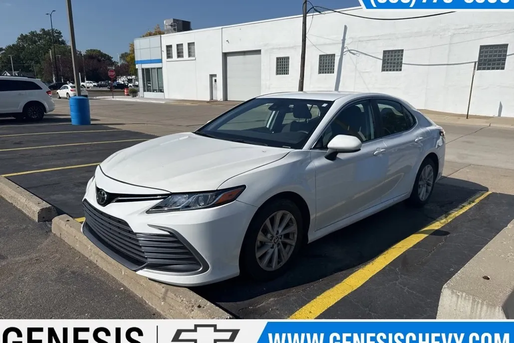 2023 Toyota Camry LE photo 1