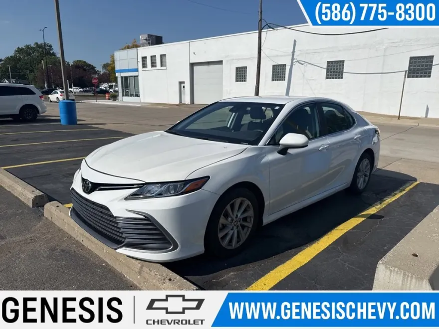 2023 Toyota Camry LE photo 1