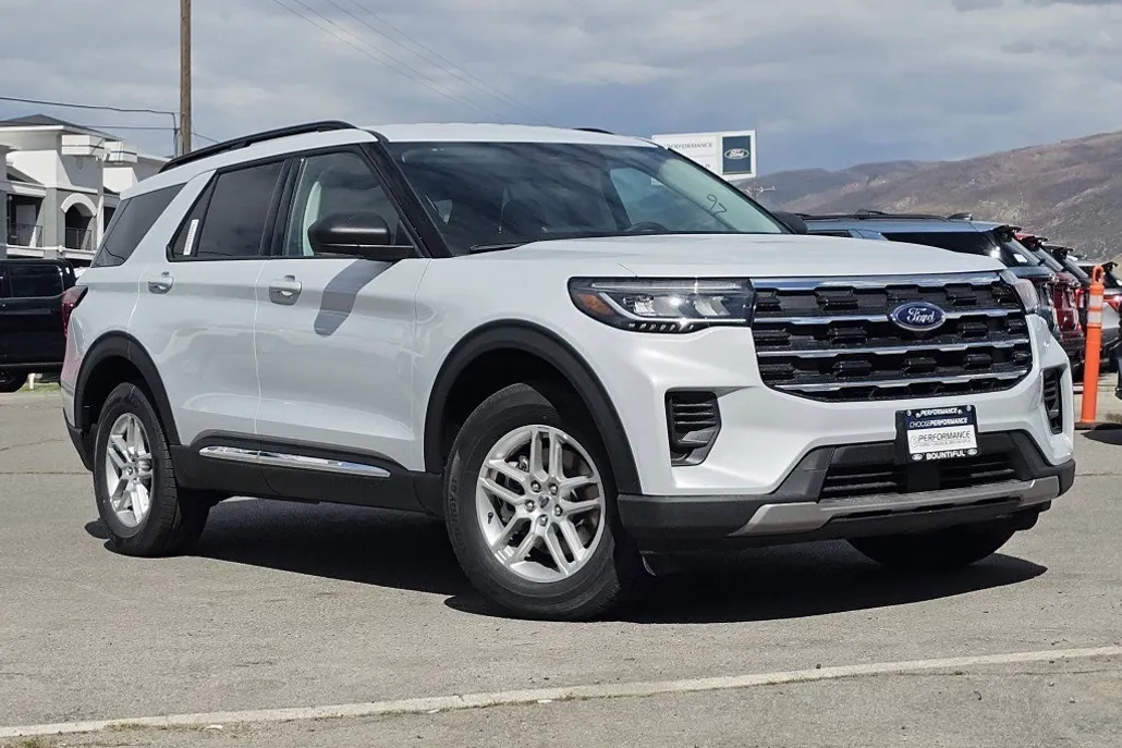 2025 Ford Explorer photo 1