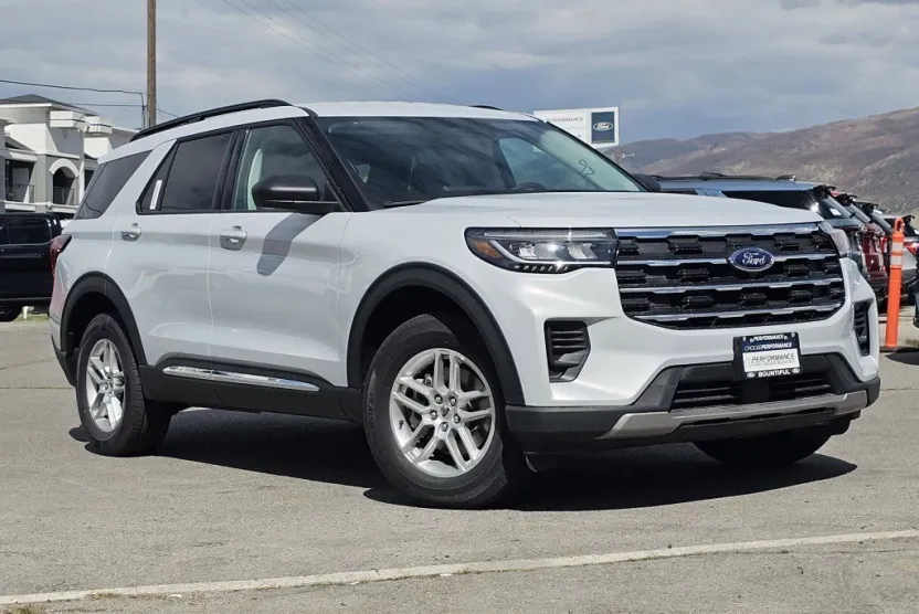 2025 Ford Explorer photo 1