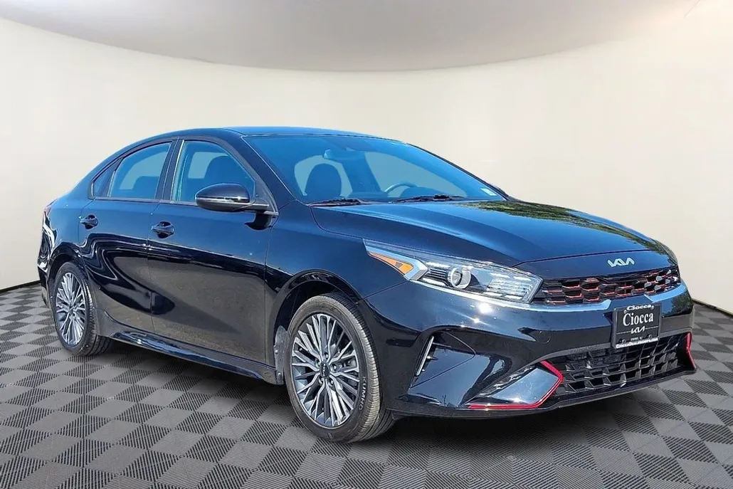 2023 Kia Forte GT-Line photo 1