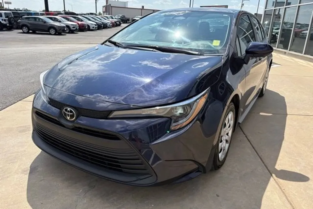 2023 Toyota Corolla LE photo 1