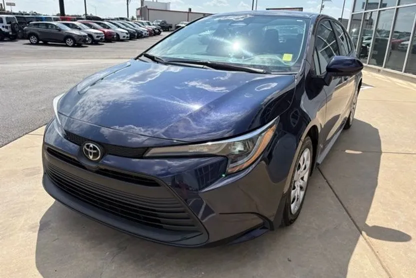 2023 Toyota Corolla LE photo 1