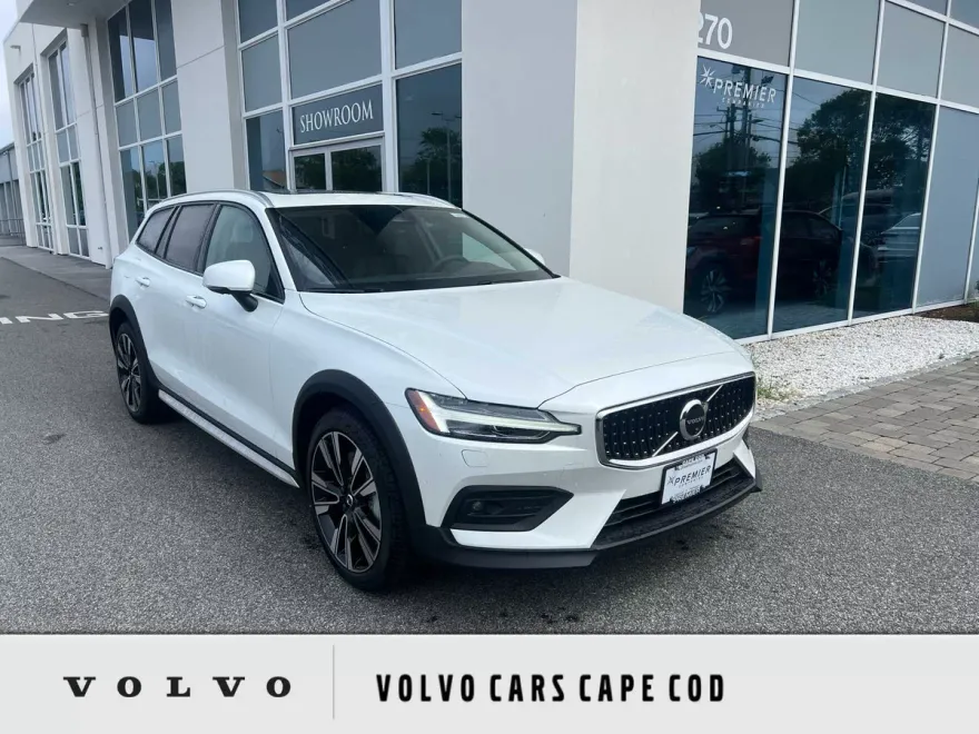 2025 Volvo V60 Cross Country B5 photo 1