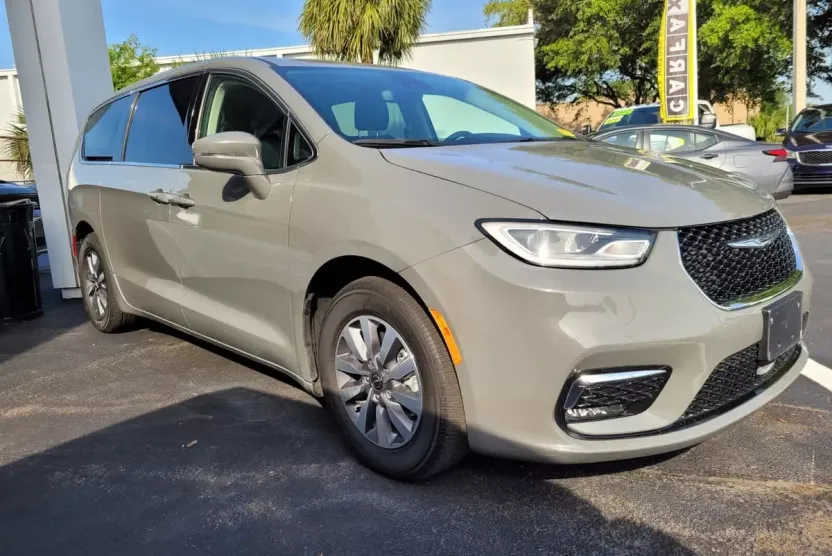2023 Chrysler Pacifica Hybrid Touring L photo 1