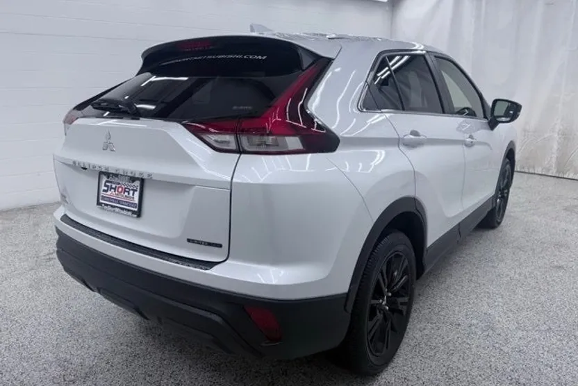 2026 Mitsubishi Eclipse Cross LE photo 1