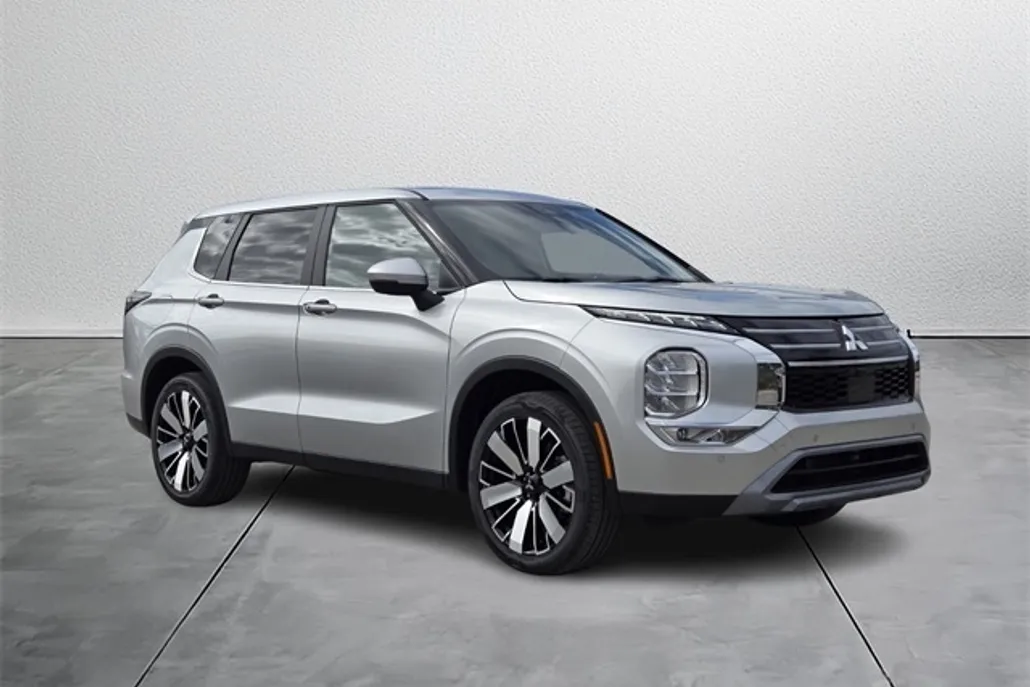 2025 Mitsubishi Outlander SE photo 1