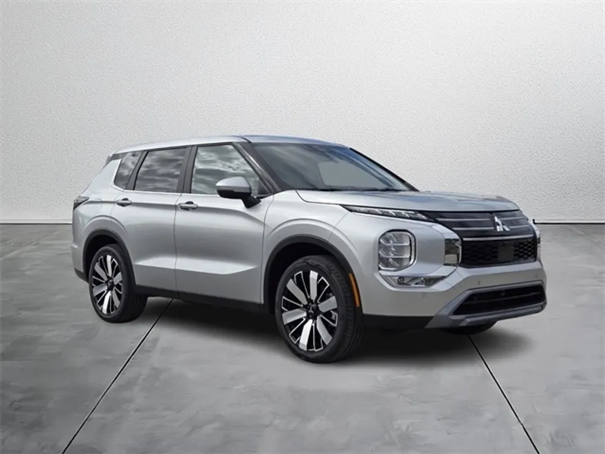 2025 Mitsubishi Outlander SE photo 1
