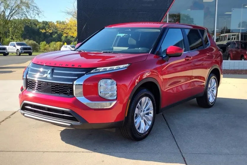 2025 Mitsubishi Outlander ES photo 1