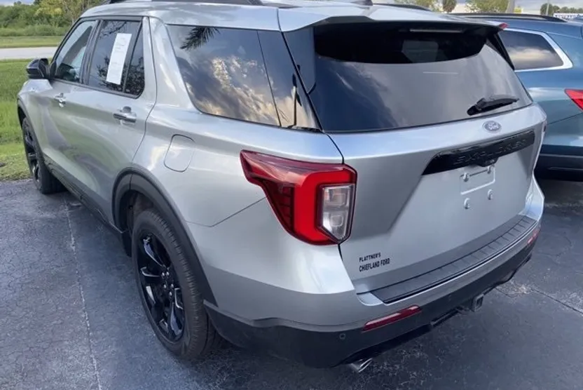2023 Ford Explorer ST-Line photo 1
