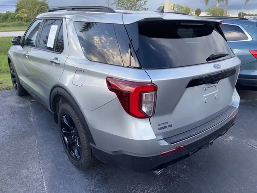 2023 Ford Explorer ST-Line photo 1