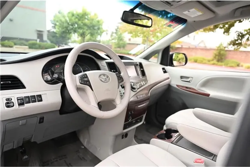2014 Toyota Sienna XLE photo 1
