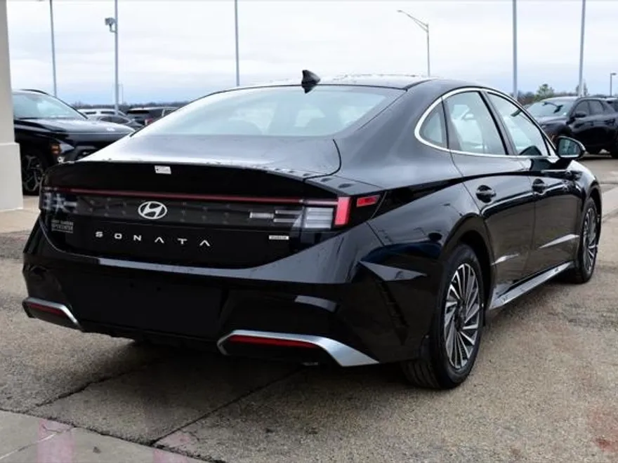 2025 Hyundai Sonata Hybrid SEL photo 1