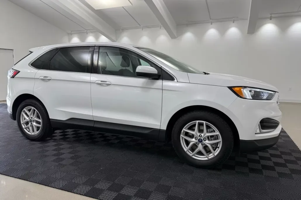 2022 Ford Edge SEL photo 1