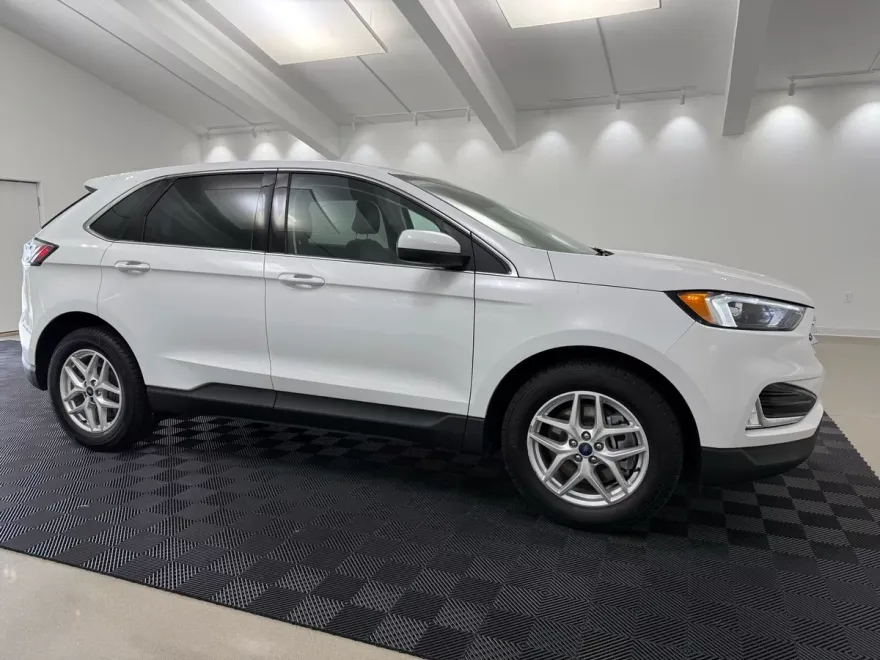2022 Ford Edge SEL photo 1