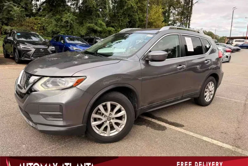 2017 Nissan Rogue SV photo 1