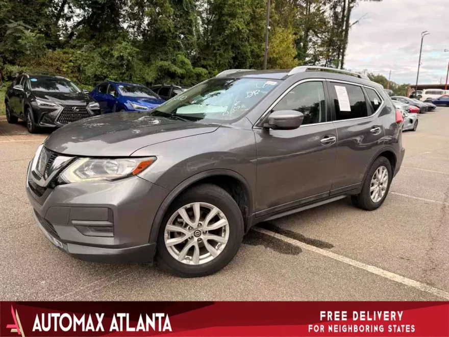 2017 Nissan Rogue SV photo 1
