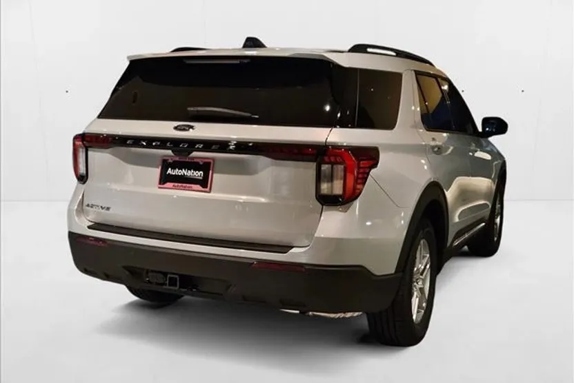2025 Ford Explorer photo 1
