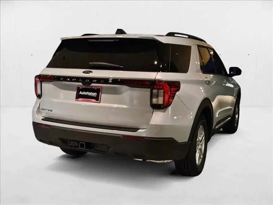 2025 Ford Explorer photo 1