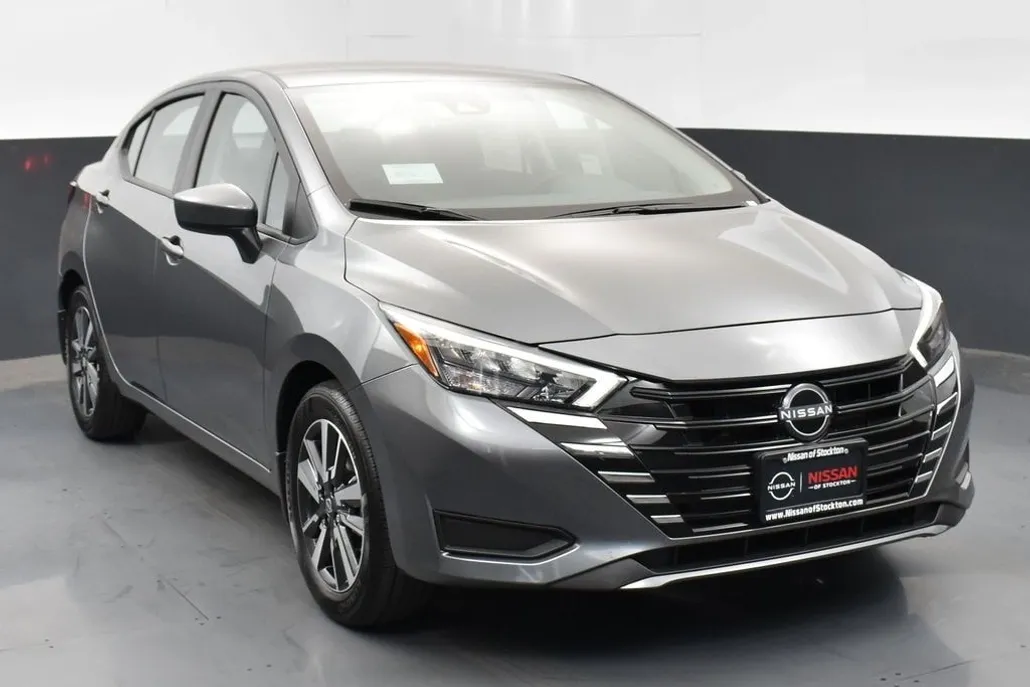 2025 Nissan Versa 1.6 SV photo 1