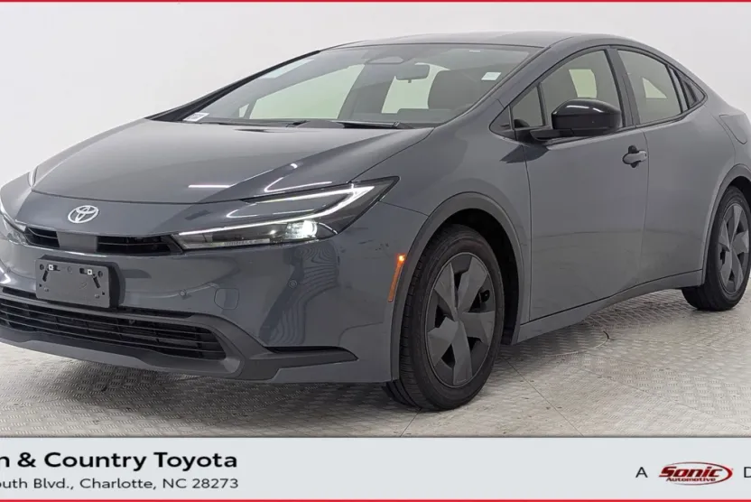 2024 Toyota Prius LE photo 1