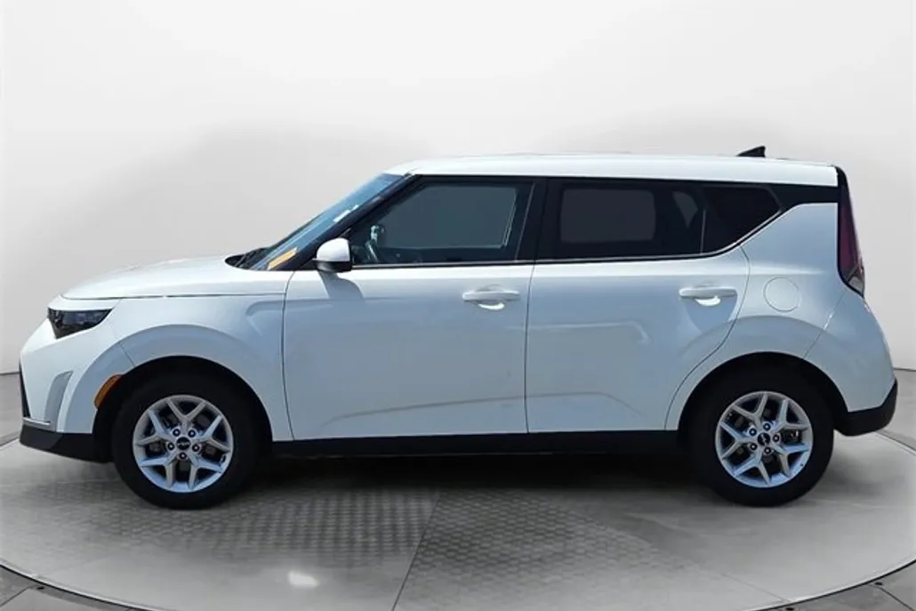 2024 Kia Soul LX photo 1