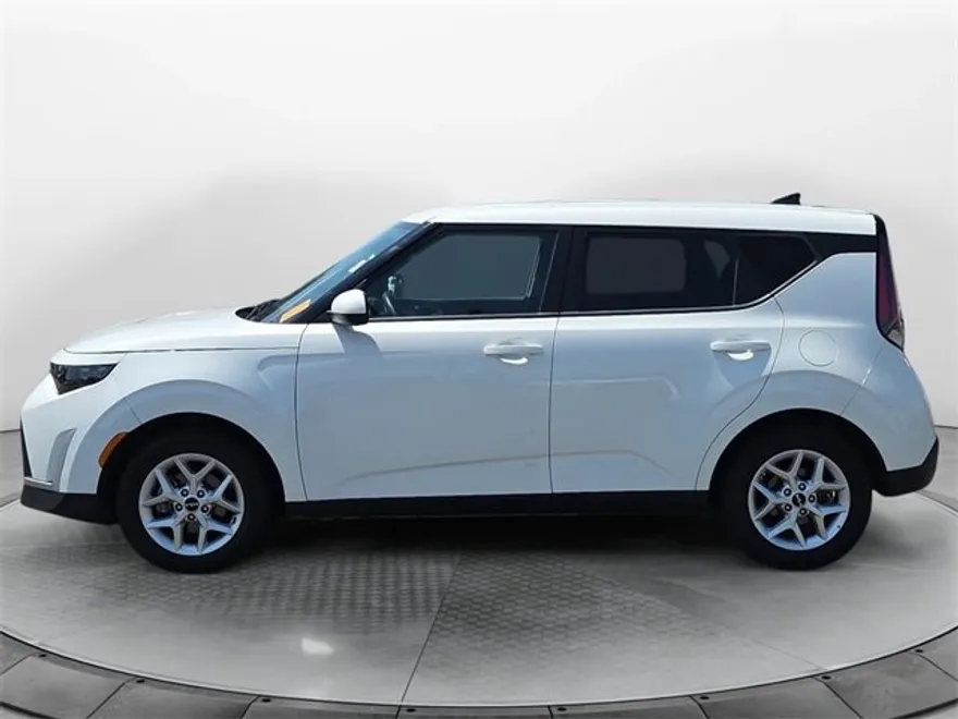 2024 Kia Soul LX photo 1