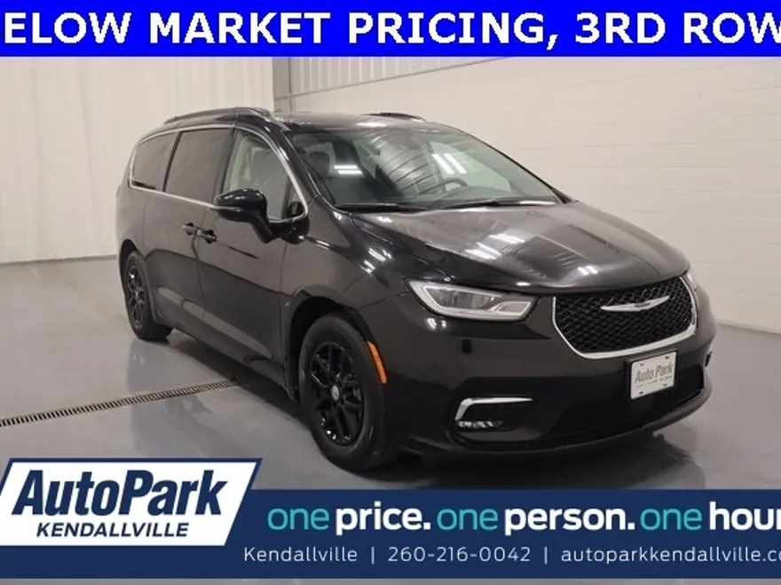 2022 Chrysler Pacifica Touring L photo 1