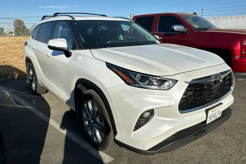 2023 Toyota Highlander Limited photo 1