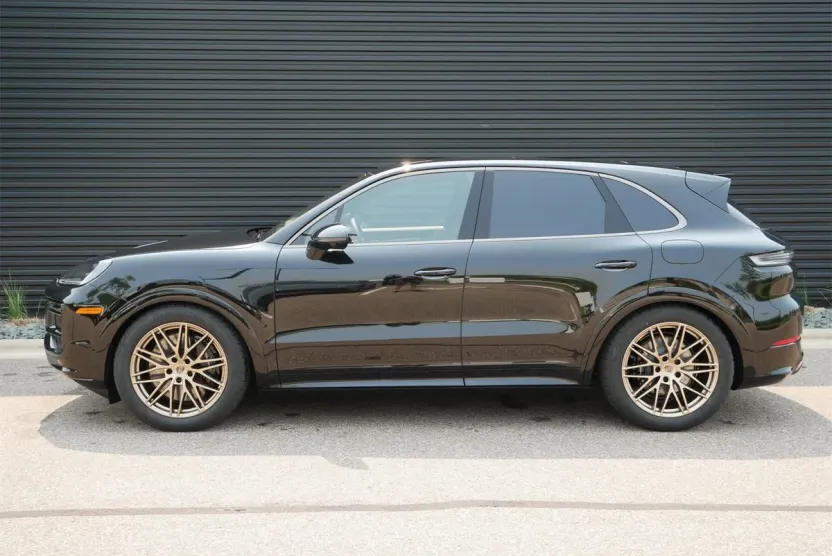 2025 Porsche Cayenne Turbo E-Hybrid photo 1