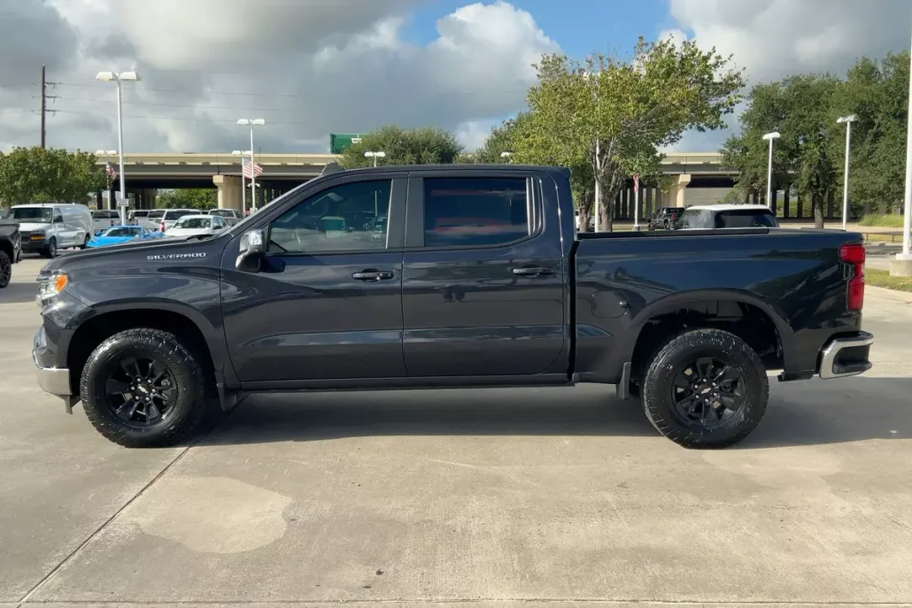 2023 Chevrolet Silverado 1500 LT photo 1