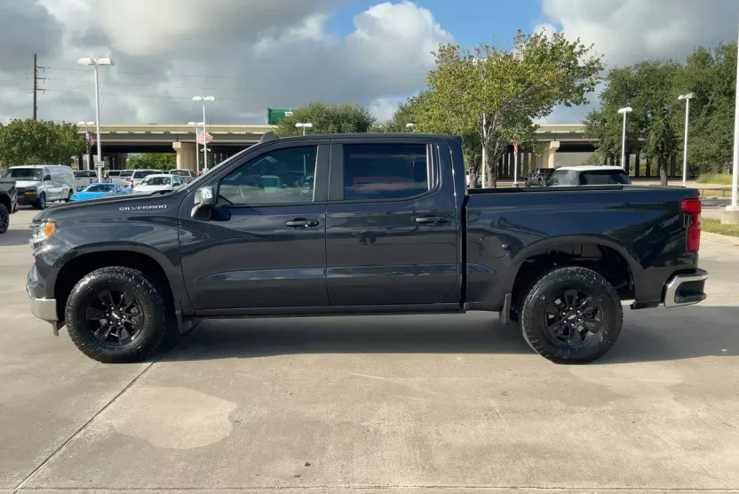 2023 Chevrolet Silverado 1500 LT photo 1