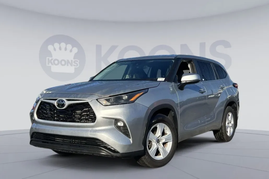 2023 Toyota Highlander LE photo 1