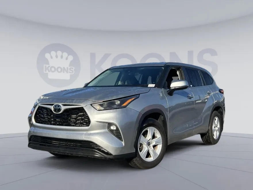 2023 Toyota Highlander LE photo 1