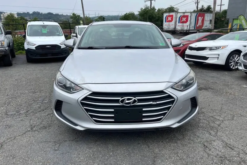 2017 Hyundai Elantra SE photo 1