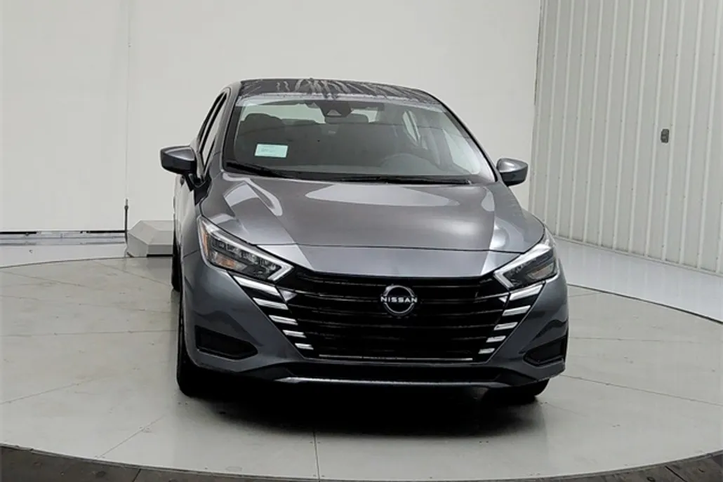 2025 Nissan Versa 1.6 SV photo 1