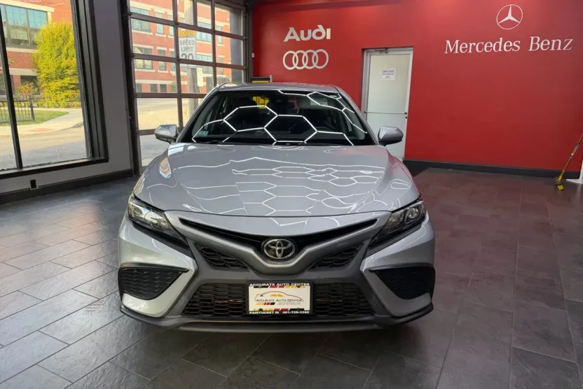 2021 Toyota Camry SE photo 1
