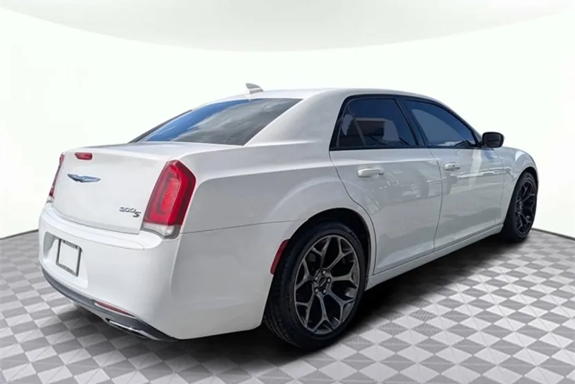 2015 Chrysler 300 S photo 1