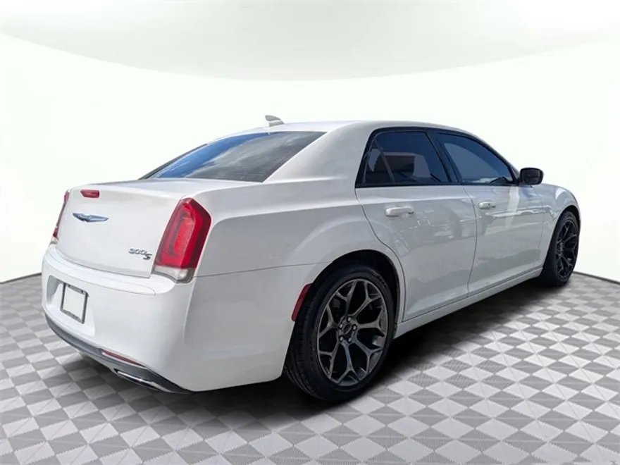 2015 Chrysler 300 S photo 1