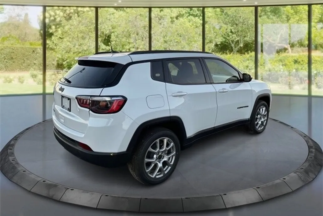 2025 Jeep Compass Latitude photo 1